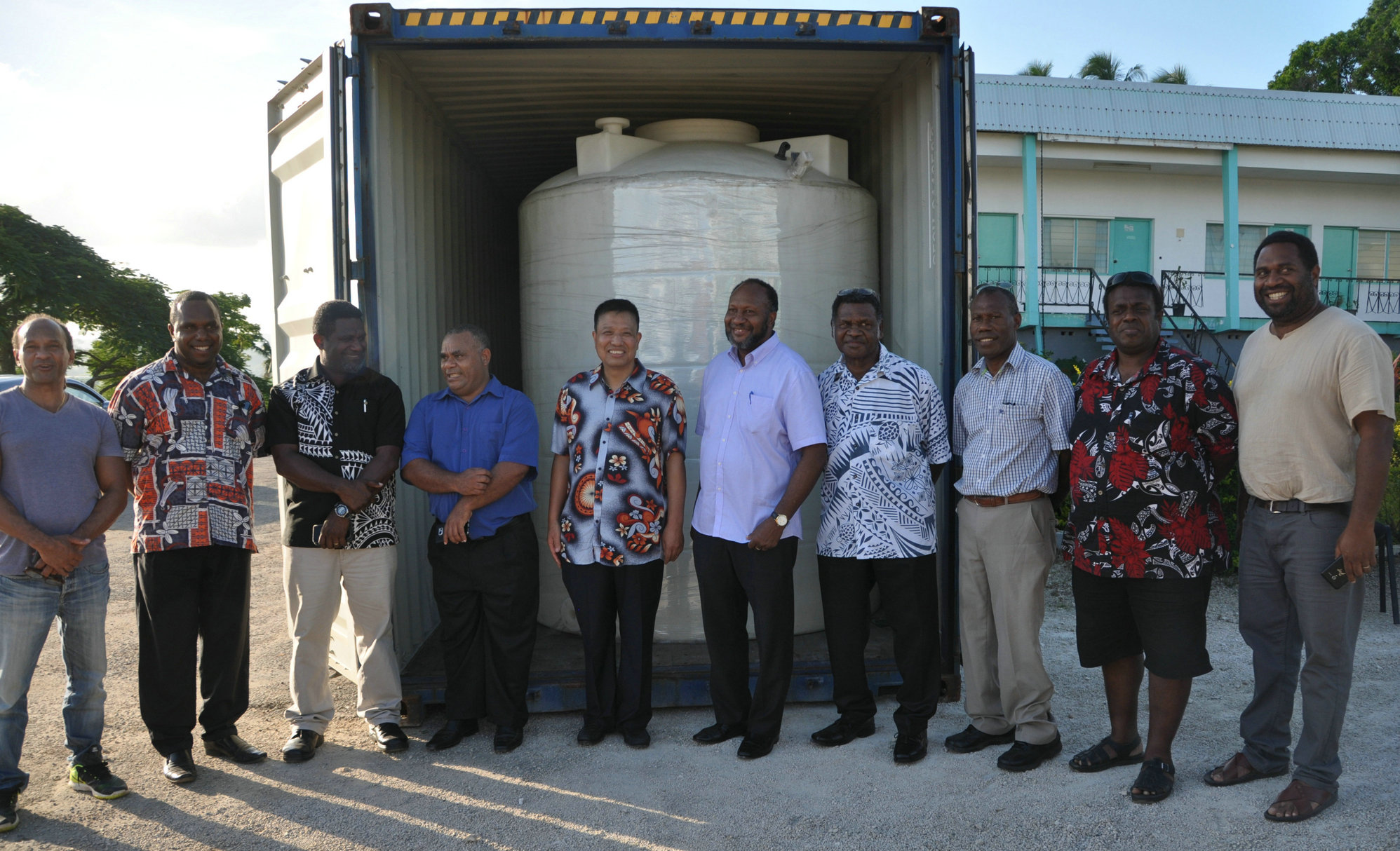 驻瓦努阿图大使刘全出席援瓦储水罐交接仪式