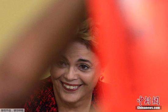 当地时间5月9日巴西众议院代议长瓦尔迪尔·马拉尼昂签署决定，废止已获众议院全体会议通过的对罗塞夫总统的弹劾案，并且将该案从参议院收回。巴西总统罗塞夫出席活动时满脸笑意心情大好，与支持者频繁互动。