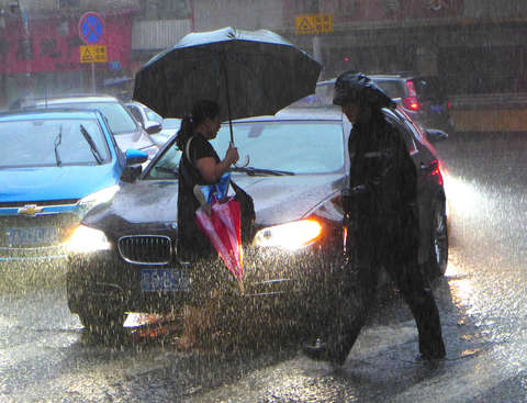 广州下午转雷阵雨 今早大水漫入长湴地铁站