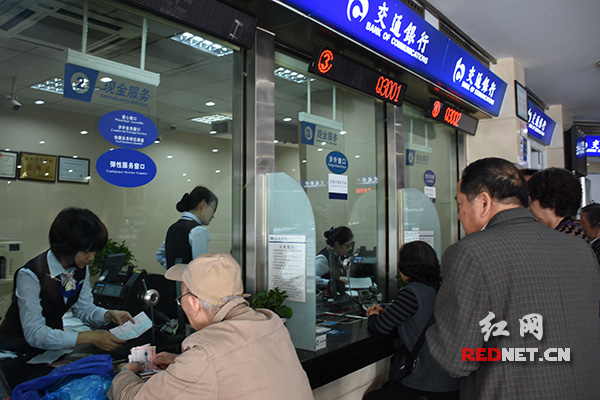 理财收益一降再降 长沙市民感慨国债难求