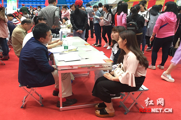 湖南省卫计委携手长沙医学院举办基层医疗招聘