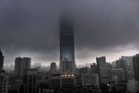 广州下午转雷阵雨 今早大水漫入长湴地铁站