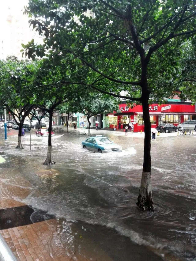 广州下午转雷阵雨 今早大水漫入长湴地铁站