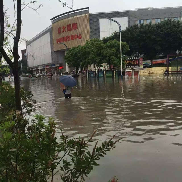 广州下午转雷阵雨 今早大水漫入长湴地铁站