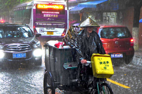 广州下午转雷阵雨 今早大水漫入长湴地铁站