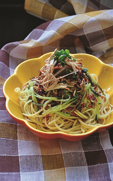 黄瓜鸡丝凉面,好吃不易长胖