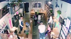 ②小女孩和一扎着马尾辫穿黑衣的三十多岁女子一同进店。