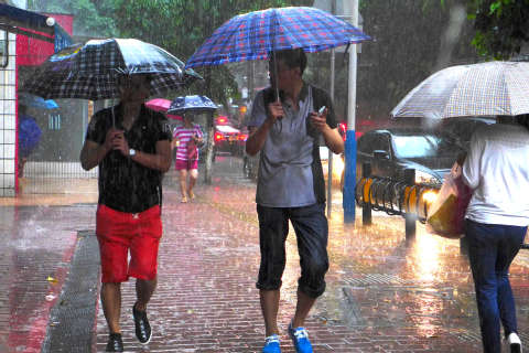 广州下午转雷阵雨 今早大水漫入长湴地铁站