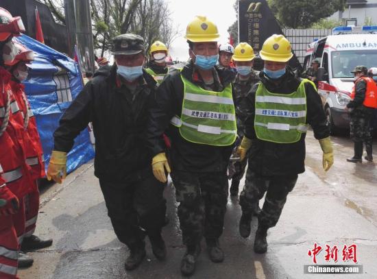 5月9日，福建泰宁县泥石流灾害救援现场。8日4时许，泰宁县开善乡发生泥石流灾害，造成池潭水电厂1座办公楼被冲垮、1座项目工地住宿工棚被埋压。中新社记者 吴才森 摄