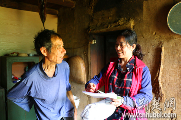 宜昌山区教师下乡扶贫 详解惠农政策