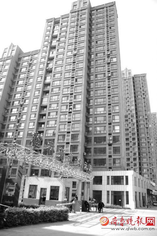 潍坊状元府小区8号楼的多名业主发现自己住了两年多 的房子竟被法院拍卖了。 本报记者 孙国祥 摄