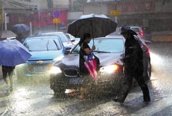 广州五年投4亿治理水侵街 一场暴雨地铁站竟然