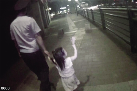 民警带小女孩找家长 渝北警方供图