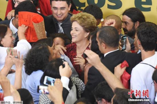 巴西总统罗塞夫出席活动时满脸笑意心情大好，与支持者频繁互动。