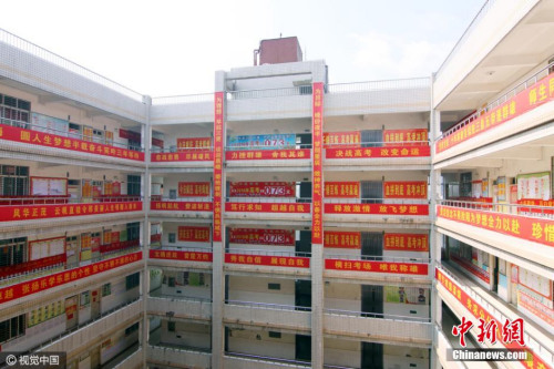 2016年3月26日，湖北省襄阳市，一所高级中学冲刺高考的正能量励志横幅挂满校园。图片来源：视觉中国