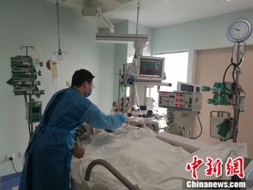 在同事眼中，张新明是个“暖男”，为病人做清洁护理时十分细心。 张尼 摄