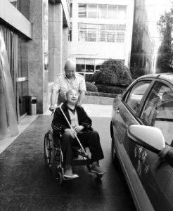 肾衰竭患者每周透析3次 的哥坚持接送一年多