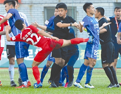 足协杯惊现暴力事件 江苏队被围殴