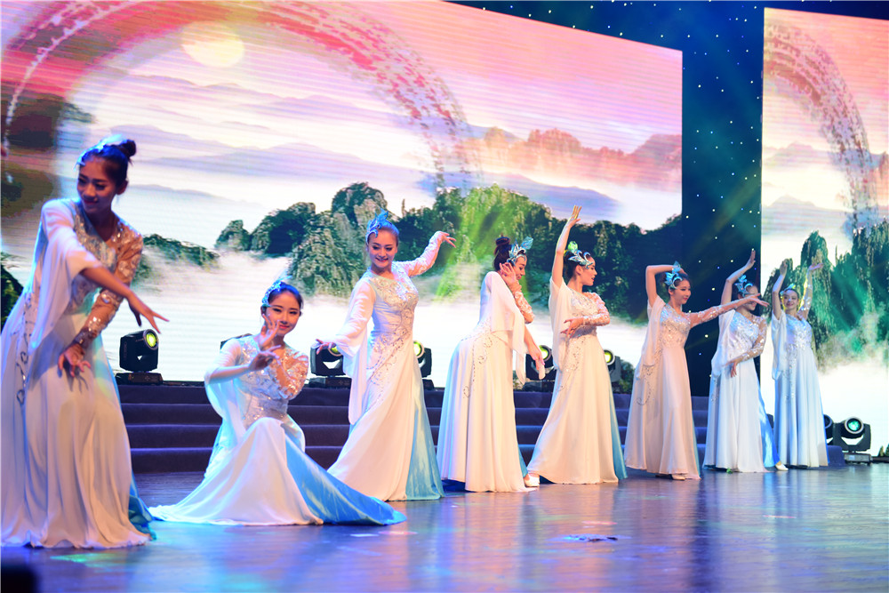 湖北省文化厅送戏走进李时珍医药集团