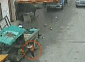 家长不负责任 司机忽视盲区 儿童惨遭碾压