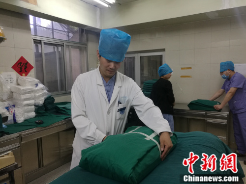 北京大学人民医院供应室护士长闫升荣 张尼摄