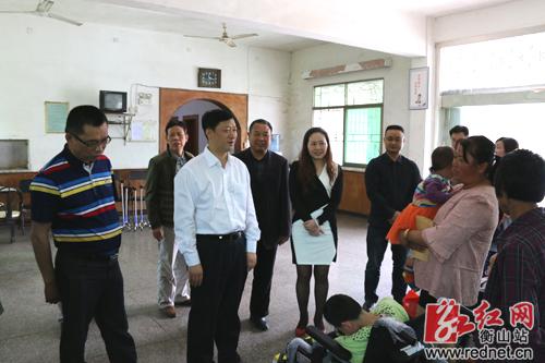 秦方进到衡山县儿童福利院看望慰问残疾儿童