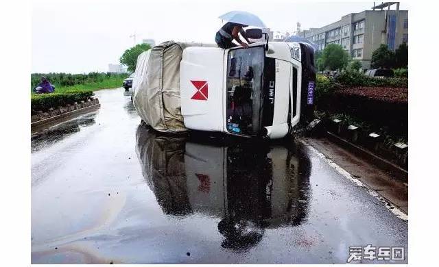 避开恐怖的大货车 这样开车可以减少危险