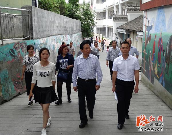 湘西州关工委主任龙爱东,凤凰县副县长吴汉章,县政协副主席麻兴恩,县