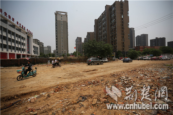 [民生热线]洪山500米坑洼路待修补 千余学生出