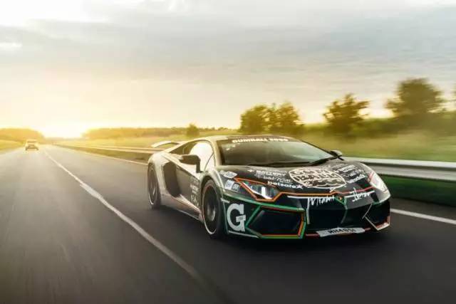 看了这场车赛,才明白天朝超壕们有多普通