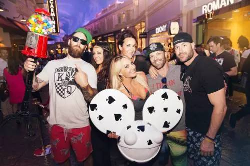 看了这场车赛,才明白天朝超壕们有多普通