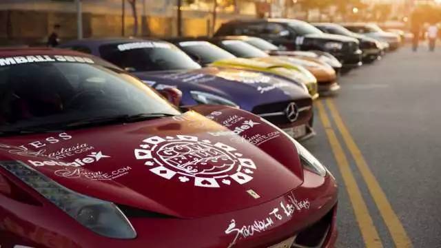 看了这场车赛,才明白天朝超壕们有多普通