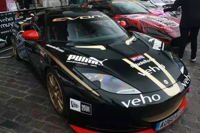 看了这场车赛,才明白天朝超壕们有多普通