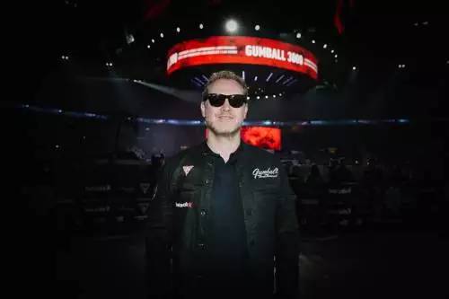 看了这场车赛,才明白天朝超壕们有多普通