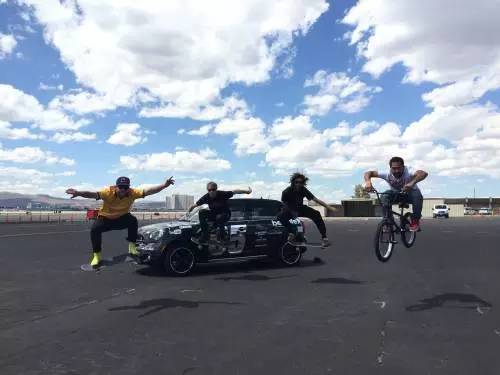 看了这场车赛,才明白天朝超壕们有多普通