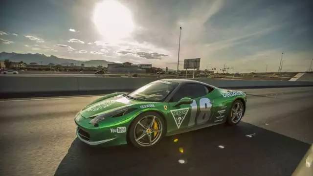 看了这场车赛,才明白天朝超壕们有多普通