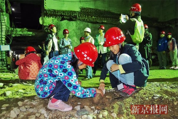 首都国企开放日市民参观地铁施工现场 孩子们
