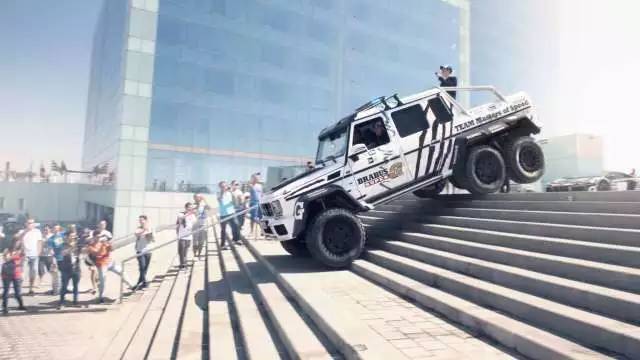 看了这场车赛,才明白天朝超壕们有多普通