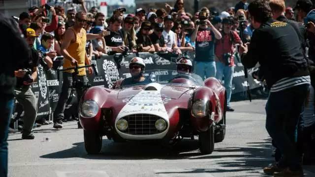 看了这场车赛,才明白天朝超壕们有多普通