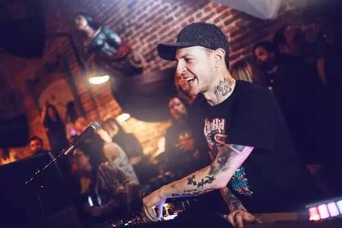 看了这场车赛,才明白天朝超壕们有多普通