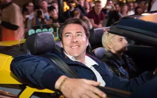 看了这场车赛,才明白天朝超壕们有多普通