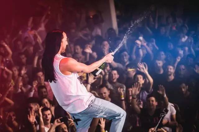 看了这场车赛,才明白天朝超壕们有多普通