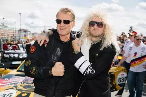 看了这场车赛,才明白天朝超壕们有多普通