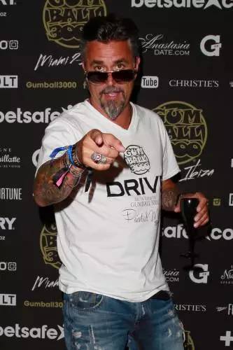 看了这场车赛,才明白天朝超壕们有多普通