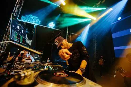 看了这场车赛,才明白天朝超壕们有多普通