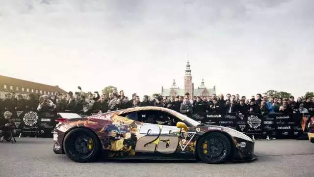 看了这场车赛,才明白天朝超壕们有多普通