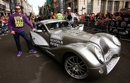 看了这场车赛,才明白天朝超壕们有多普通