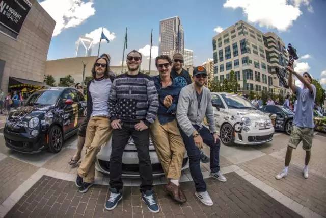 看了这场车赛,才明白天朝超壕们有多普通