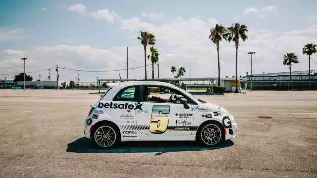 看了这场车赛,才明白天朝超壕们有多普通