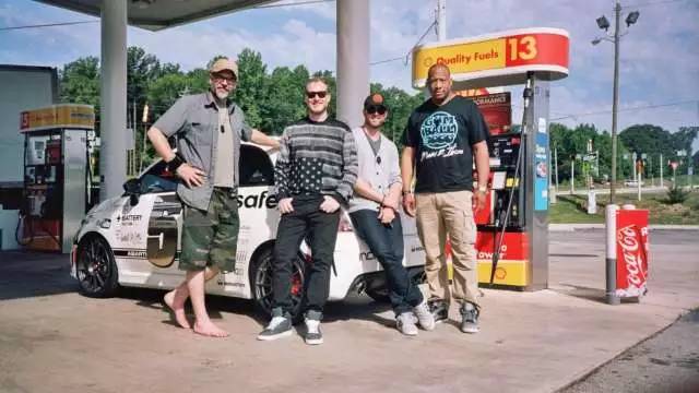 看了这场车赛,才明白天朝超壕们有多普通